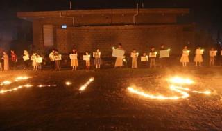 وقفة تضامنية بالشموع أمام منزل أسرة الطفلة ليان طاهر بمدينة مأرب