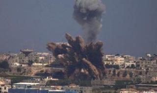 طيران الاحتلال يشن غارة على المخيم الجديد في النصيرات وسط قطاع غزة