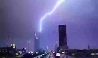 هيئة الأرصاد السعودية تعلن... طقس ممطر ورياح قوية ومثيرة على المناطق السعودية - موقع الخليج الان