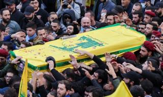 تعويض عائلات قتلى "حزب الله" يثير الانقسام في الشارع اللبناني