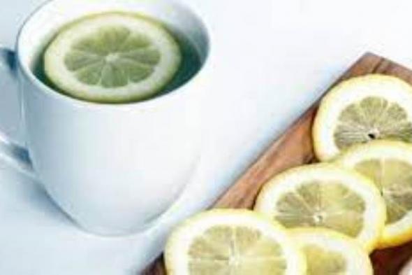 ماذا يحدث لجسمك عند شرب الماء الساخن مع الليمون على معدة فارغة؟