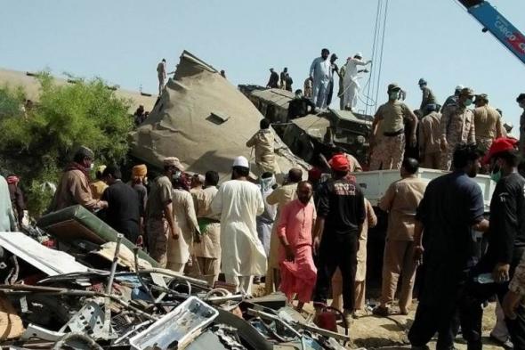 مقتل 30 شخصاً وجرح العشرات في تصادم قطارين جنوب باكستان