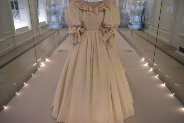 طوله 7 أمتار.. ثوب زفاف الأميرة ديانا في معرض بلندن