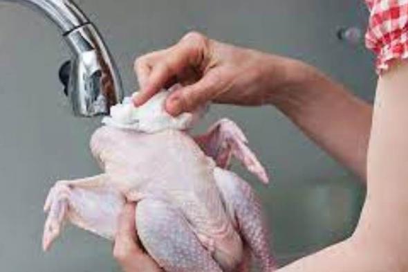 ماذا يحدث عند غسل الدجاج المجمَّد أو النيئ؟