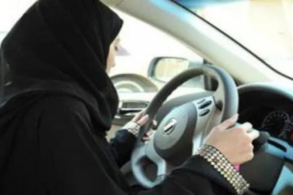 مشهد لمواطنة سعودية داخل سيارتها يهز المملكة .. والسعوديون غاضبون بشدة (فيديو)