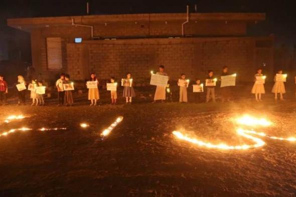 وقفة تضامنية بالشموع أمام منزل أسرة الطفلة ليان طاهر بمدينة مأرب