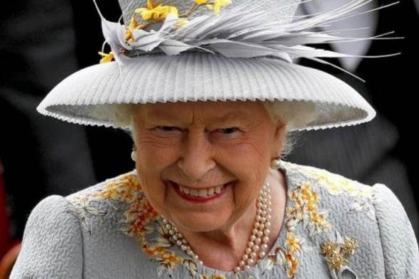 الملكة إليزابيث ترتدي حلية نادرة من الألماس والياقوت.. ما القصة؟