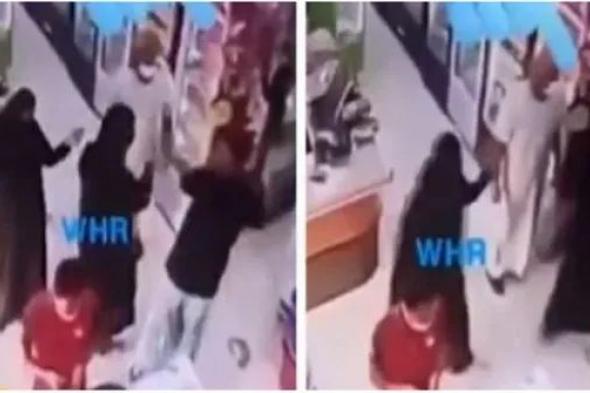 كاميرات المراقبة توثق مشهد أسطوري لسيدة سعودية تلقن شاب درسا قاسيًا بعدما رأته يتحرش بفتاة داخل متجر!! (فيديو)