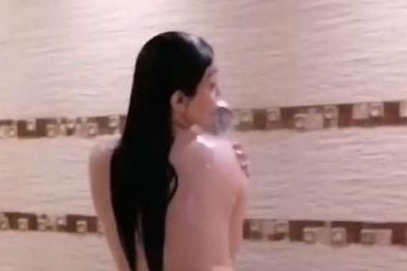 الخليج الان : أخت هيفاء وهبى تستحم عارية تمامًا: "ما شاء الله على مؤخرتي".. شاهد