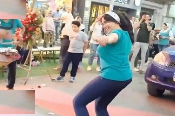وصلة رقص جريئة لفتيات وسط الشارع أثناء افتتاح محل في مصر .. شاهد الفيديو