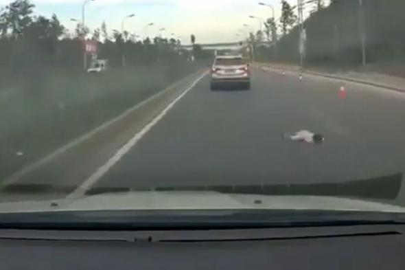 سقوط طفل رضيع من نافذة سيارة على طريق سريع.. لن تصدق ماذا حدث (فيديو)