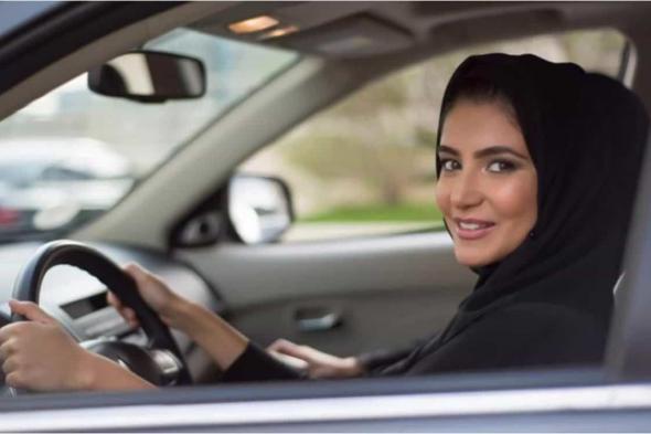 اتفرج.. امرأة تفقد السيطرة على سيارتها وتدهس عاملا بمحل تغيير زيوت في السعودية.. لن تصدق ما الذي حدث للعامل (فيديو)