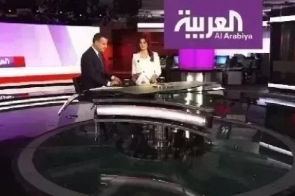 مذيعة أردنية على قناة العربية نسيت أنها على البث المباشر و ما فعلته أمام الجميع دون خجل صادم ولا يصدق !! (فيديو)