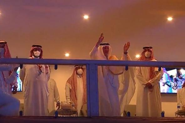 شاهد .. الأمير خالد الفيصل يؤدي “الخطوة” في حفل ختام رالي داكار (فيديو)