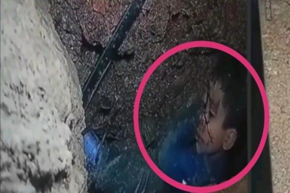 شاهد: طفل يسقط في بئر عمقها 60 مترا.. ومحاولات انتشاله تثير جدلاً (فيديو)