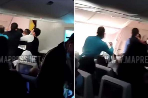كاد أن يتسبب بكارثة.. راكب يحاول فتح باب طائرة الخطوط القطرية المتجهة إلى المغرب (فيديو)