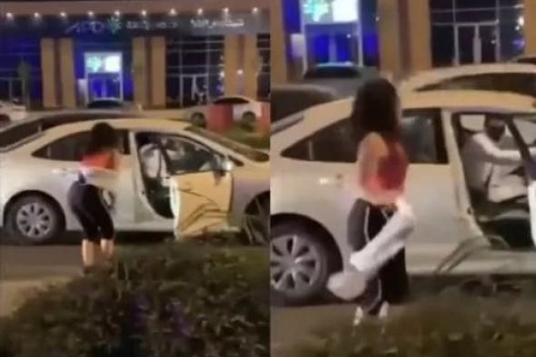 فتاة سعودية ساحرة الجمال تترجل من سيارتها وترقص بالشارع أمام أنظار الجميع بكل جراءة وبدون خجل وتمارس حركت مخلة ! (فيديو)