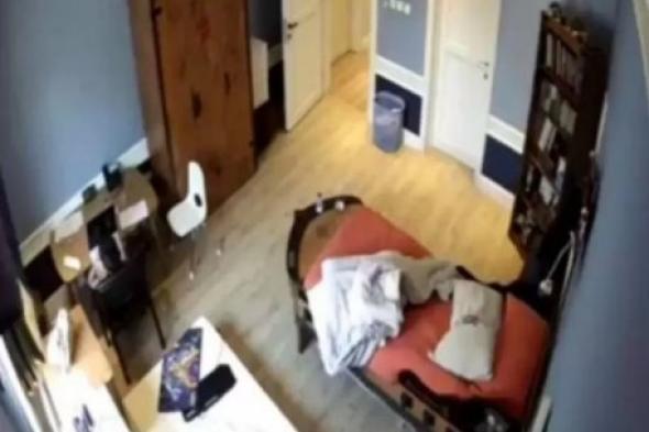 رجل سعودي يضع كاميرا مراقبة لزوجته الجميلة في غرفة النوم .. وبعد خروجه من المنزل اكتشف الصدمة الغير متوقعة !!