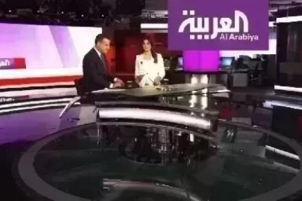 مذيعة أردنية على قناة العربية نسيت أنها على الهواء مباشر و ما فعلته أمام الكاميرات دون خجل صدم الجميع !! (فيديو)