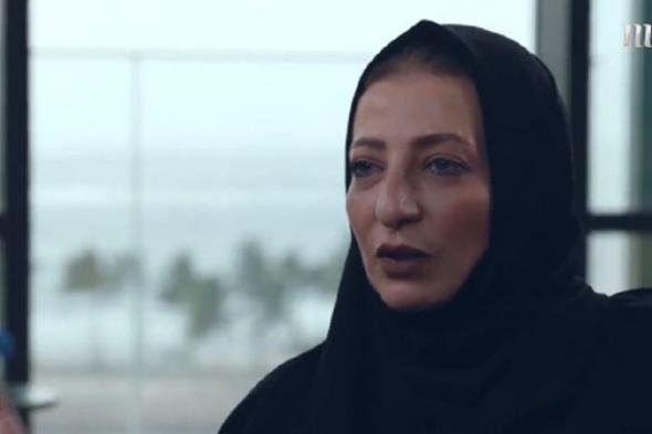 زوجة الفنان السعودي الراحل "طلال مداح" تكشف عن ردة فعلها بعدما رأته يسقط على المسرح في أبها.. وتفاصيل آخر مكالمة بينهما (فيديو)