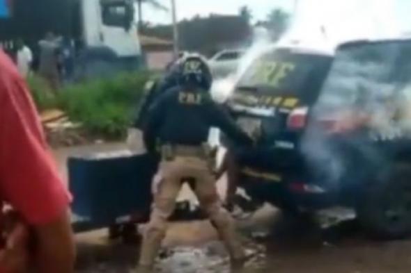 فيديو صادم لشرطيان يخنقان شابًا حتى الموت وسط صراخه داخل السيارة (شاهد)