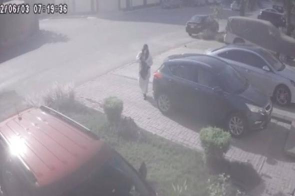 شخص ملثم يتلف إطارات سيارة متوقفة بسكين أمام منزل في الرياض.. ومصادر تكشف التفاصيل.. شاهد فيديو