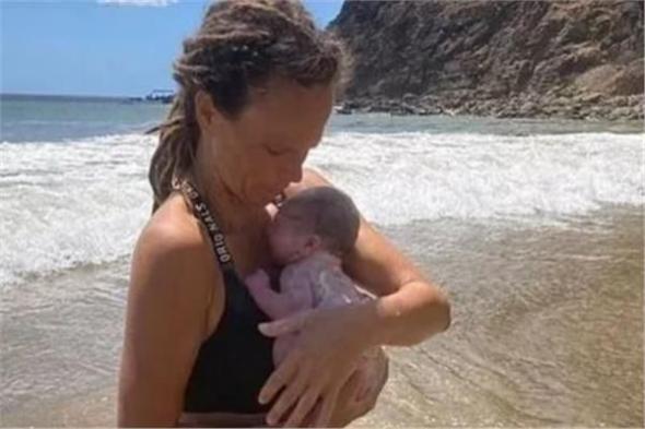 واقعة غريبة من نوعها.. أمرأة تنجب طفلاً في مياه المحيط الهادي بلا مساعدة وآلاف المشاهدات لفيديو الولادة
