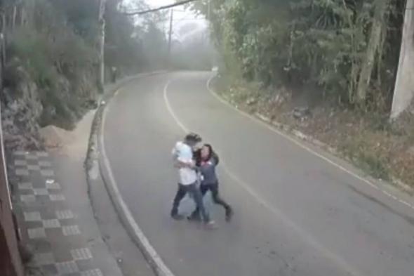 شخص يعتدي على فتاة في أحد الطرق الخالية.. وبعد ثوان حدثت المفاجأة.. شاهد فيديو