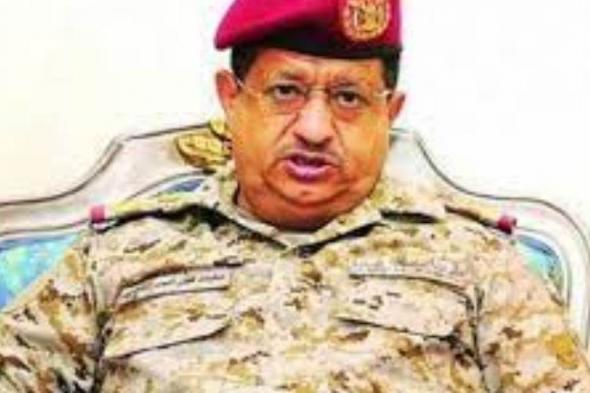 وزير الدفاع يتفقد الكلية الحربية ومعهد الشهيد الثلايا لتأهيل القادة في عدن