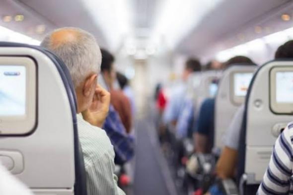 “مضيفة طيران” تحذر من أشياء يحملها المسافرون تجعلهم يشعرون بالمرض