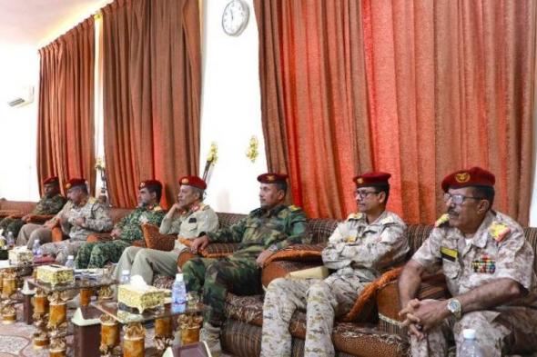 البحسني يناقش مع قادة المنطقة العسكرية الثانية تطوير ادائها