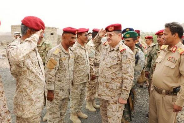 وزير الدفاع يتفقد الوحدات العسكرية والأمنية بمحافظة أبين