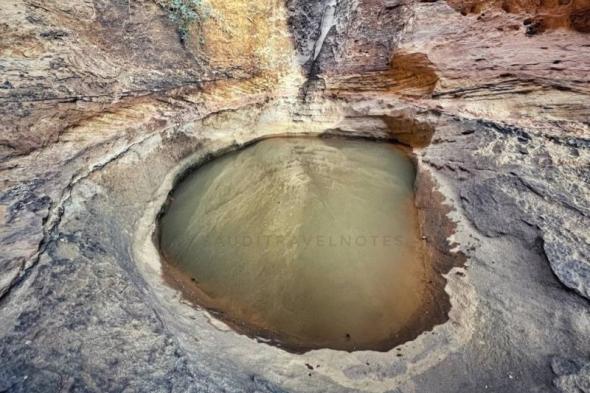 مدونة بريطانية تكتشف بركة مخفية في صحراء نيوم عن طريق الصدفة.. وهذا أهم ما يميز مياهها (شاهد صور)