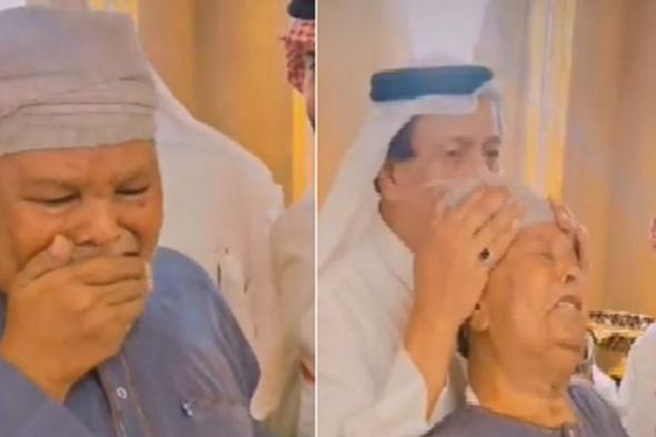 بالفيديو: مشهد مؤثر لعائلة سعودية تودع وافداً مصرياً أمضى معها 40 عاماً في مكة المكرمة