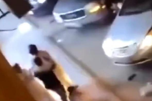 فيديو صادم.. اعتداء شخصين على أب أمام زوجته وأطفاله في إحدى مناطق السعودية (شاهد)