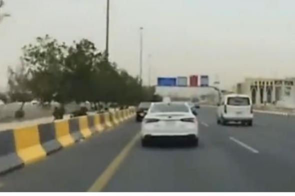 شاهد بالفيديو.. سيدة تفقد السيطرة على مركبتها بعد تعرضها لمضايقات على طريق عام في أحد شوارع السعودية