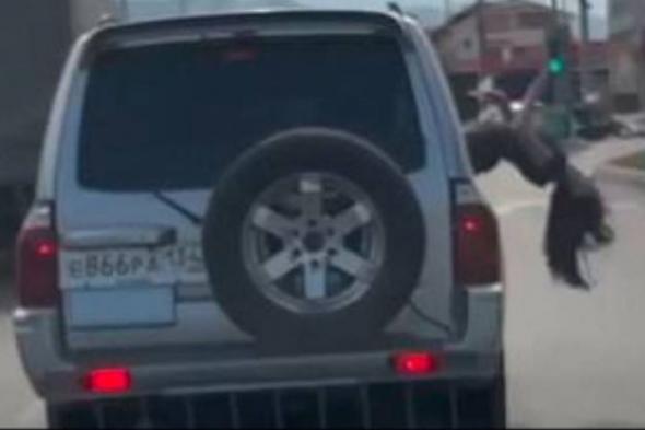 سقوط مروع لـ امرأة من نافذة سيارة أثناء قيامها بالرقص..(شاهد فيديو)