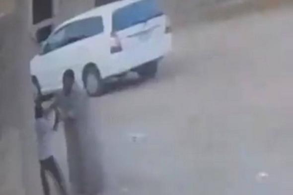 السعودية ــ النائب العام يوجه بالقبض على شخص ظهر في مقطع فيديو متداول يعتدي على طفل