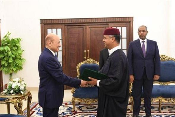 رئيس مجلس القيادة الرئاسي يتسلم اوراق اعتماد السفير الليبي
