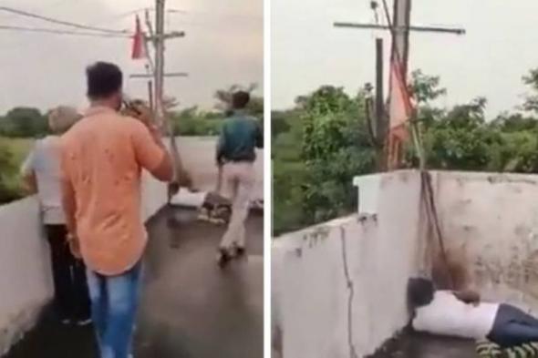هندي يصعد إلى سطح أحد المباني للاحتفال بذكرى يوم الاستقلال.. وعندما حاول رفع علم بلاده كانت الصدمة ! (فيديو)