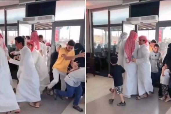 بالفيديو : تدافع وتزاحم عشرات الزبائن في السعودية بأحد محلات بيع القهوة بعد الإعلان عن عرض تخفيض السعر لريال واحد فقط