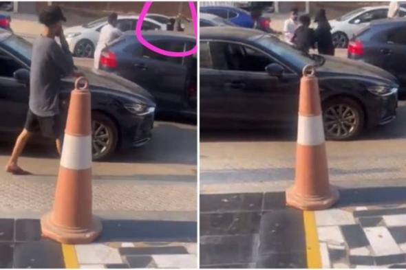 السعودية : فيديو صادم لامرأة منتقبة تحاول الاعتداء على شاب بعد أن صدم سيارتها في جدة (شاهد)