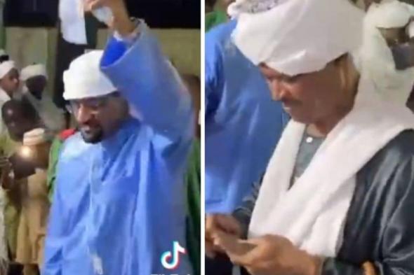 فيديو يثير جدلا واسعا على مواقع التواصل لـ نثر الأموال بين رجلي دين داخل مسجد في السودان