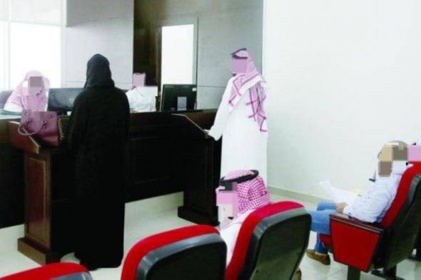 سعودي ينام خارج منزله ويلجأ للمحكمة بسبب زوجته.. ولهذا السبب لا يستطيع تطليقها!(فيديو)