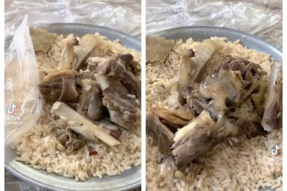 مواطن سعودي يدخل مطعم لتناول "كبسة باللحم".. وعند تقديم العامل للوجبة كانت الصدمة! (شاهد)