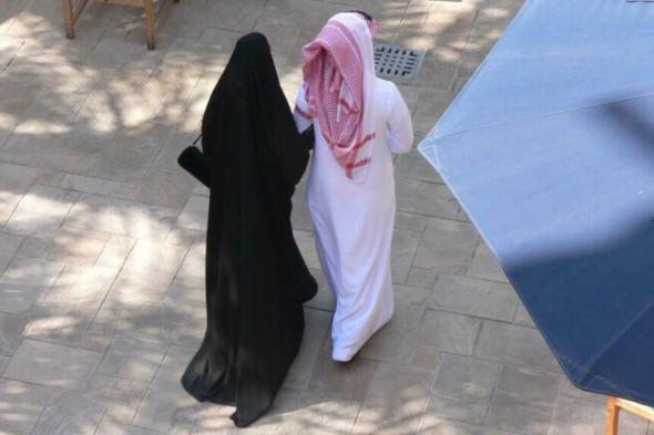 فيديو صادم لزوج سعودي يحتضن زوجته في الشارع أمام الملأ ويثير موجة غضب واسعة..(شاهد)