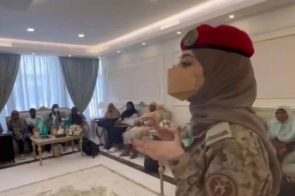 بالفيديو.. شاهد كيف استقبلت مجندة سعودية سيدات من جنسات متعددة قادمات من السودان