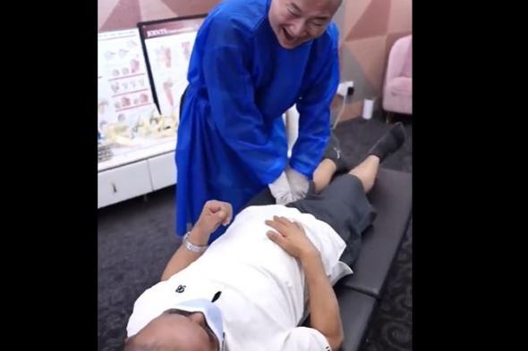 بالفيديو.. شاهد كيف عالج طبيب ماليزي سعودي بطريقة تُثير الاندهاش؟