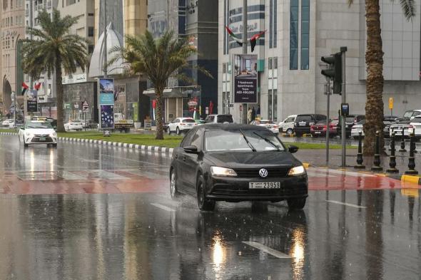 أمطار صيفية غزيرة في دبي والشارقة (فيديو)