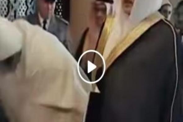 بالفيديو.. اتفرج ردة فعل الملك المغربي محمد السادس بعد أن رفض السفير السعودي الإنحناء له!